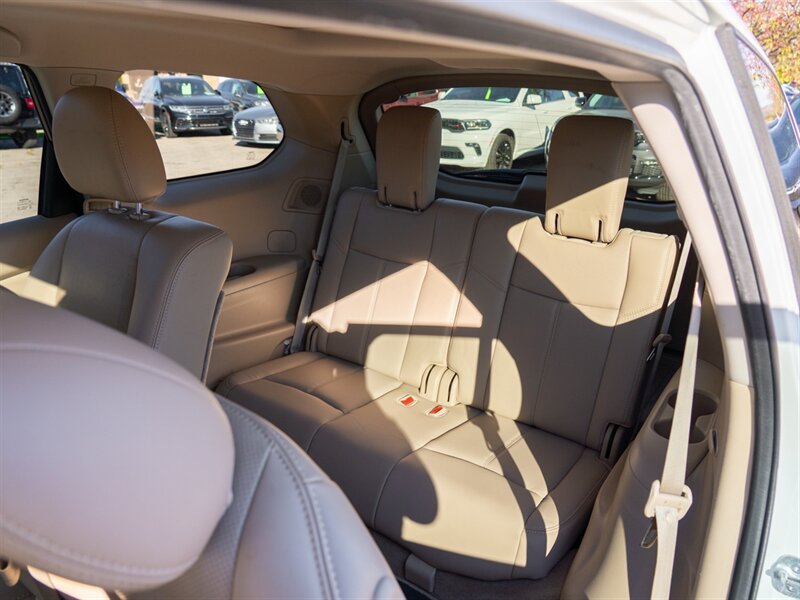 Used 2015 Nissan Pathfinder Platinum FWD image 22