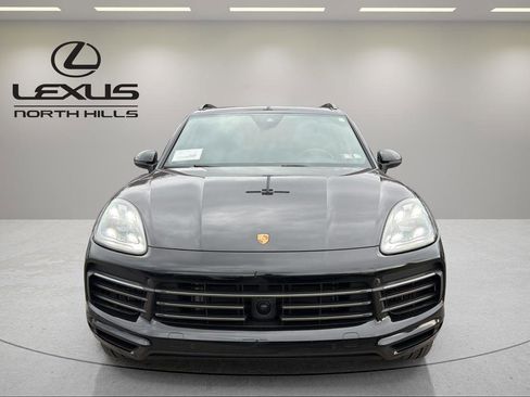 Used 2023 Porsche Cayenne Platinum Edition image 2