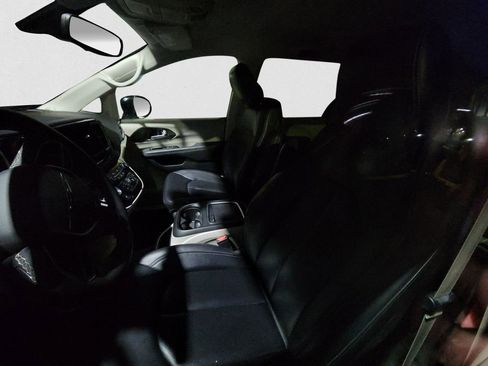 Used 2024 Chrysler Pacifica Touring-L FWD image 9