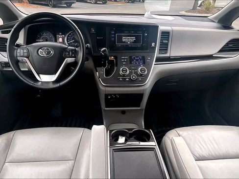 Used 2017 Toyota Sienna XLE image 15
