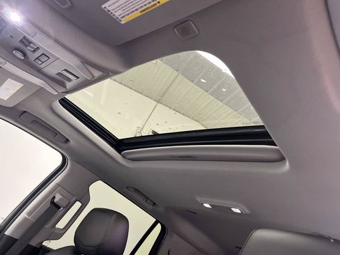 Used 2019 Cadillac Escalade Luxury AWD/4WD image 7
