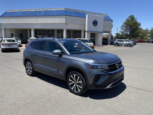 Certified 2023 Volkswagen Taos SE w/ Panoramic Sunroof Package AWD/4WD image 2