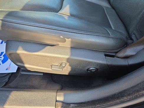 Used 2018 Chrysler 300 Limited AWD/4WD image 13