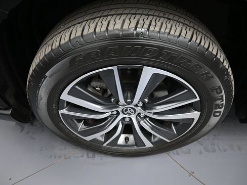 Used 2024 Toyota Venza LE AWD/4WD image 14