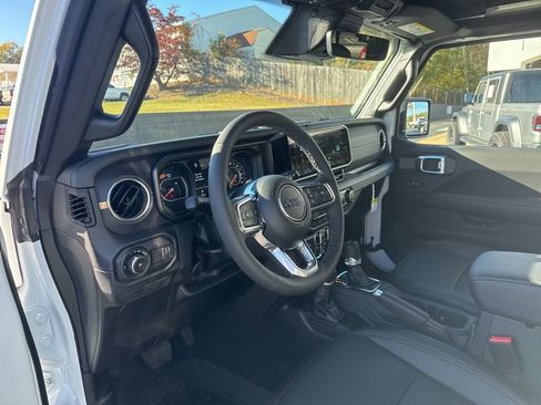 New 2026 Jeep Wrangler Unlimited Sahara AWD/4WD image 19