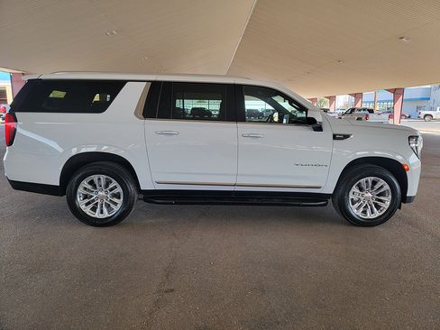 Used 2024 GMC Yukon XL SLT AWD/4WD image 6