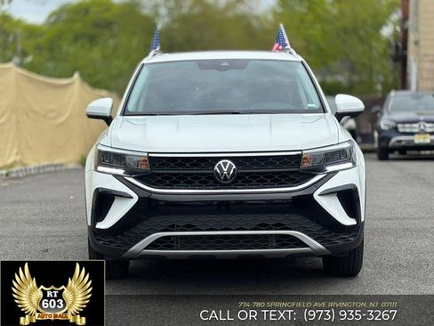 Used 2024 Volkswagen Taos SE FWD image 2