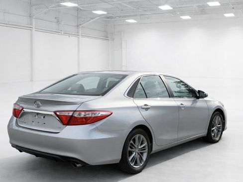 Used 2017 Toyota Camry SE image 6