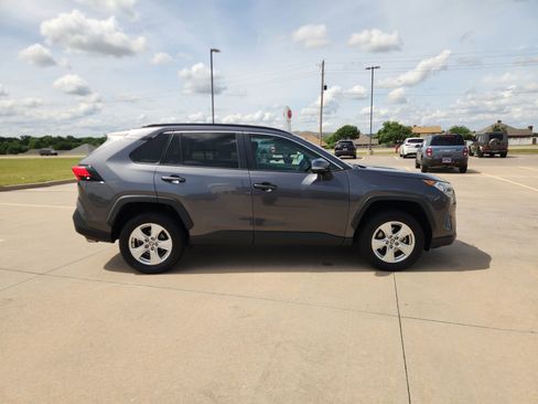 Used 2021 Toyota RAV4 XLE FWD image 7