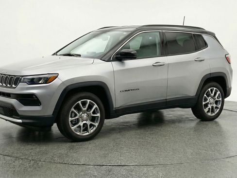 Used 2025 Jeep Compass Limited image 3