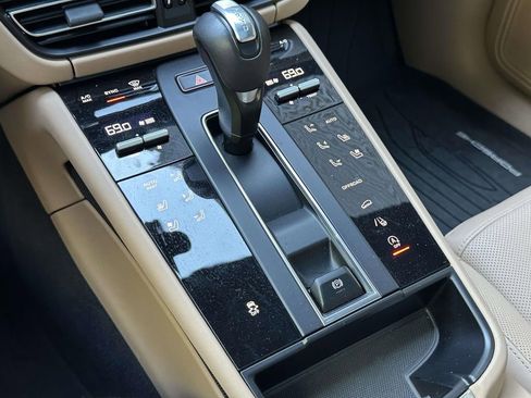 Certified 2025 Porsche Macan Premium Pack Plus image 30