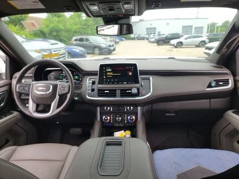 Used 2024 GMC Yukon XL SLT w/ SLT Luxury Package AWD/4WD image 8