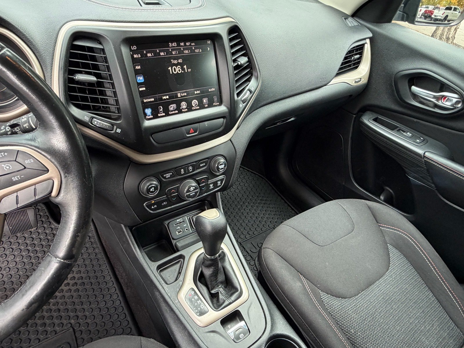 Used 2016 Jeep Cherokee 75th Anniversary FWD image 28