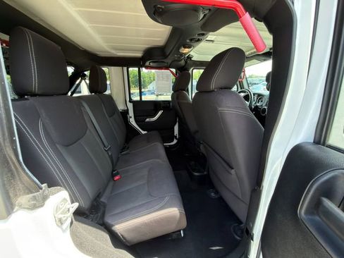 Used 2014 Jeep Wrangler Unlimited Rubicon w/ Connectivity Group AWD/4WD image 10