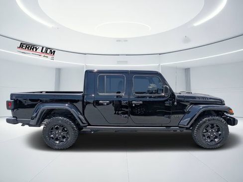 Used 2023 Jeep Gladiator Overland AWD/4WD image 2