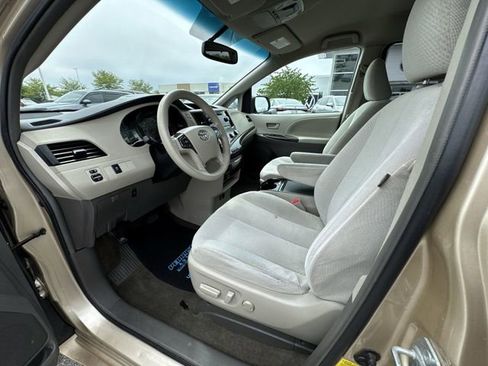 Used 2012 Toyota Sienna LE w/ Towing Pkg FWD image 10