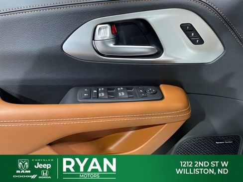 New 2026 Chrysler Pacifica Pinnacle image 31