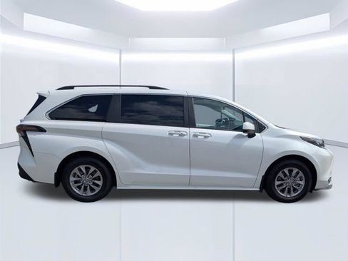 Used 2025 Toyota Sienna XLE w/ XLE Plus Package FWD image 3