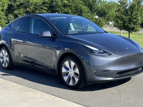 Used 2023 Tesla Model Y Long Range AWD/4WD image 2