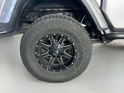 Used 2020 Jeep Gladiator Overland w/ Trailer Tow Package AWD/4WD image 34