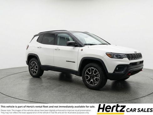 Used 2025 Jeep Compass Trailhawk image 1