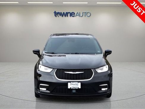 Used 2024 Chrysler Pacifica Touring-L image 10