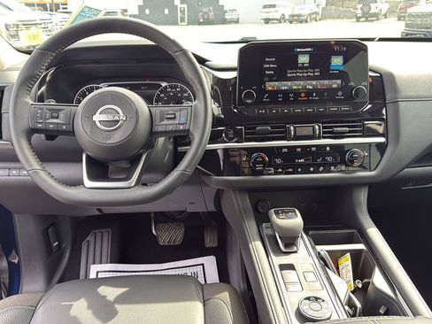 Used 2025 Nissan Pathfinder SL AWD/4WD image 2