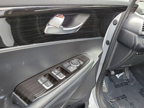 Used 2019 Kia Sorento L image 19