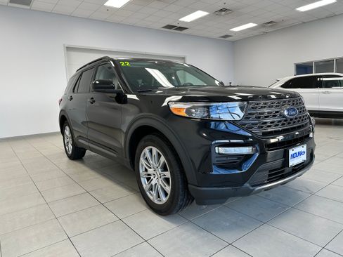 Used 2022 Ford Explorer XLT w/ Equipment Group 202A image 4