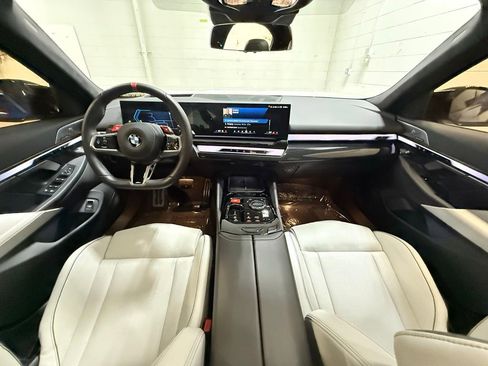 Used 2025 BMW M5 w/ Executive Package image 43