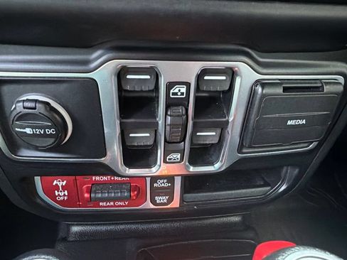 Used 2023 Jeep Wrangler Unlimited Rubicon w/ Cold Weather Group AWD/4WD image 17