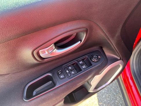 Used 2018 Jeep Renegade Latitude w/ Popular Equipment Group AWD/4WD image 11
