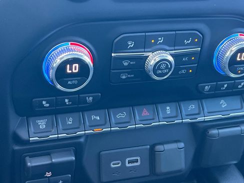 Used 2021 GMC Sierra 2500 AT4 w/ AT4 Premium Plus Package AWD/4WD image 17