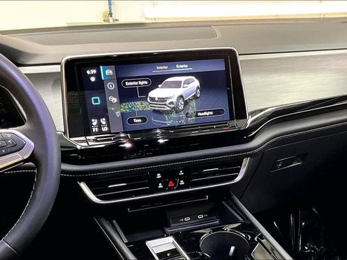 Used 2024 Volkswagen Atlas Cross Sport SE image 9