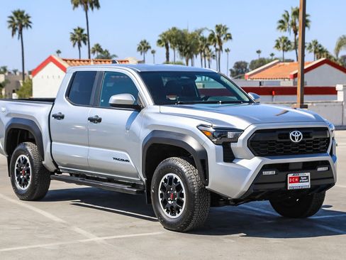Used 2024 Toyota Tacoma TRD Off-Road AWD/4WD image 4