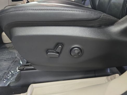 Certified 2024 Chrysler Pacifica Touring-L FWD image 31
