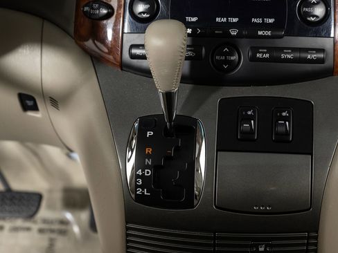 Used 2004 Toyota Sienna XLE Limited image 37