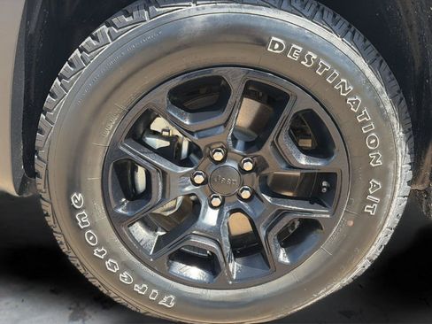 Used 2022 Jeep Cherokee Latitude AWD/4WD image 31