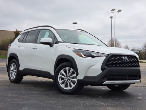 Used 2024 Toyota Corolla Cross LE image 2