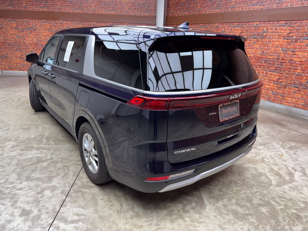 Used 2024 Kia Carnival LX FWD image 2