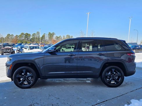 Used 2023 Jeep Grand Cherokee Altitude image 4