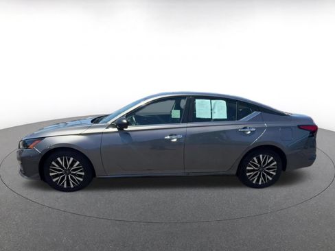 Used 2025 Nissan Altima 2.5 SV FWD image 9