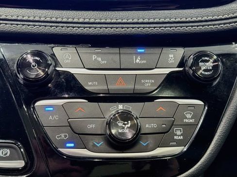 Used 2025 Chrysler Pacifica Limited FWD image 15