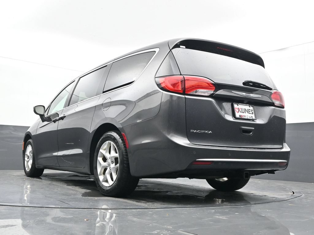 Used 2018 Chrysler Pacifica Touring Plus w/ Tire & Wheel Group FWD image 29