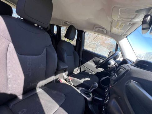 Used 2017 Jeep Renegade Latitude w/ Popular Equipment Group FWD image 15