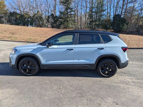 New 2026 Volkswagen Taos SE image 7