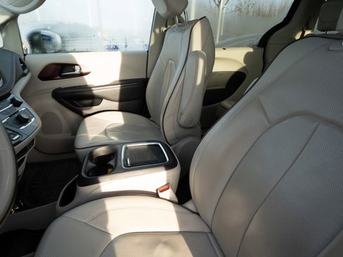 Used 2020 Chrysler Pacifica Limited w/ Advanced Safetytec Group image 10