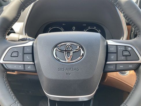 New 2026 Toyota Highlander Platinum image 18