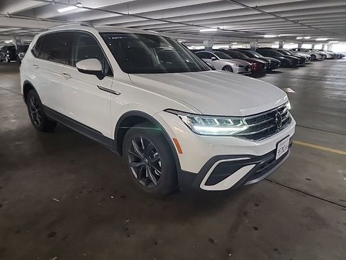 Used 2023 Volkswagen Tiguan SE image 1