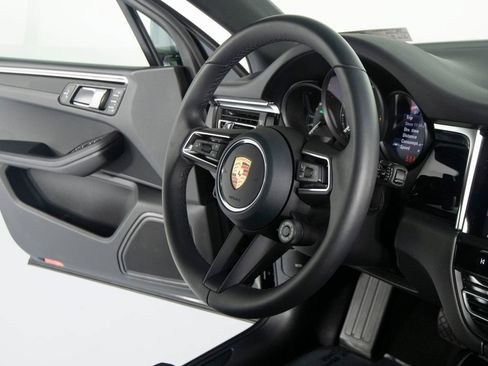 Certified 2026 Porsche Macan AWD/4WD image 36